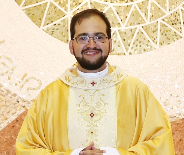 Pe. Djohn Denys Souza dos Reis