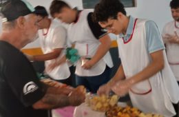 SEMINARISTAS DO DISCIPULADO PARTICIPAM DE CAFÉ DA MANHÃ COM PESSOAS EM SITUAÇÃO DE RUA