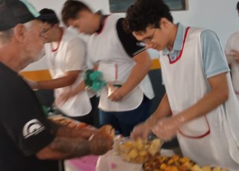 SEMINARISTAS DO DISCIPULADO PARTICIPAM DE CAFÉ DA MANHÃ COM PESSOAS EM SITUAÇÃO DE RUA